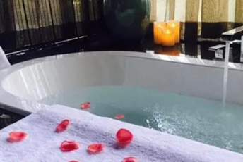 广州番禺水疗池中的失重冥想：当身体学会漂浮